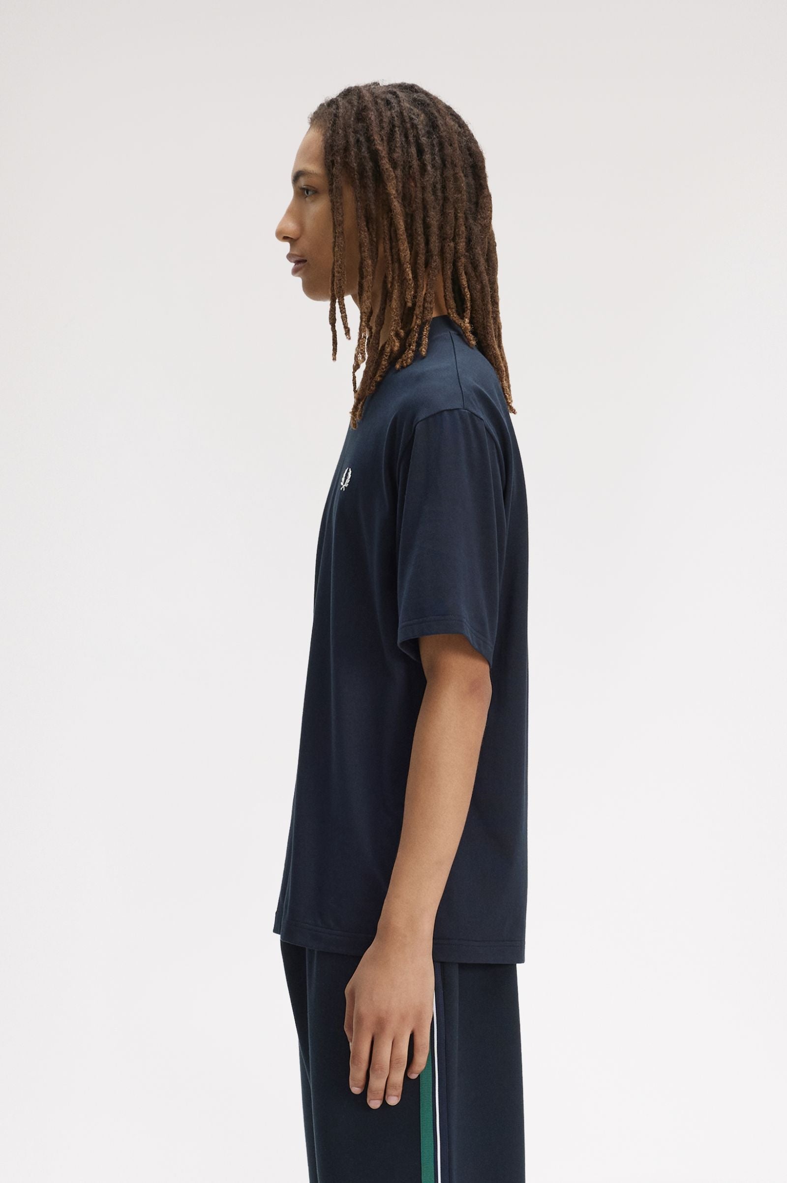 T-Shirt manica corta con stampa sul dietro M2475 608 FRED PERRY Navy 