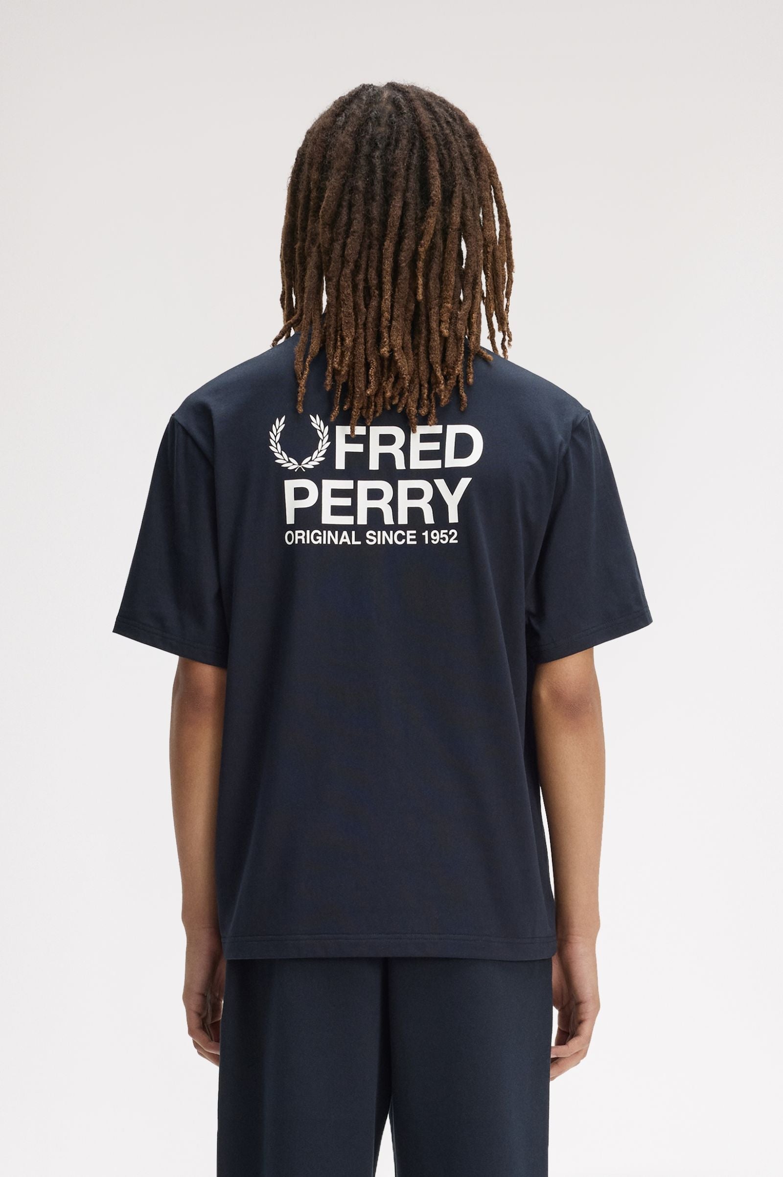 T-Shirt manica corta con stampa sul dietro M2475 608 FRED PERRY Navy 
