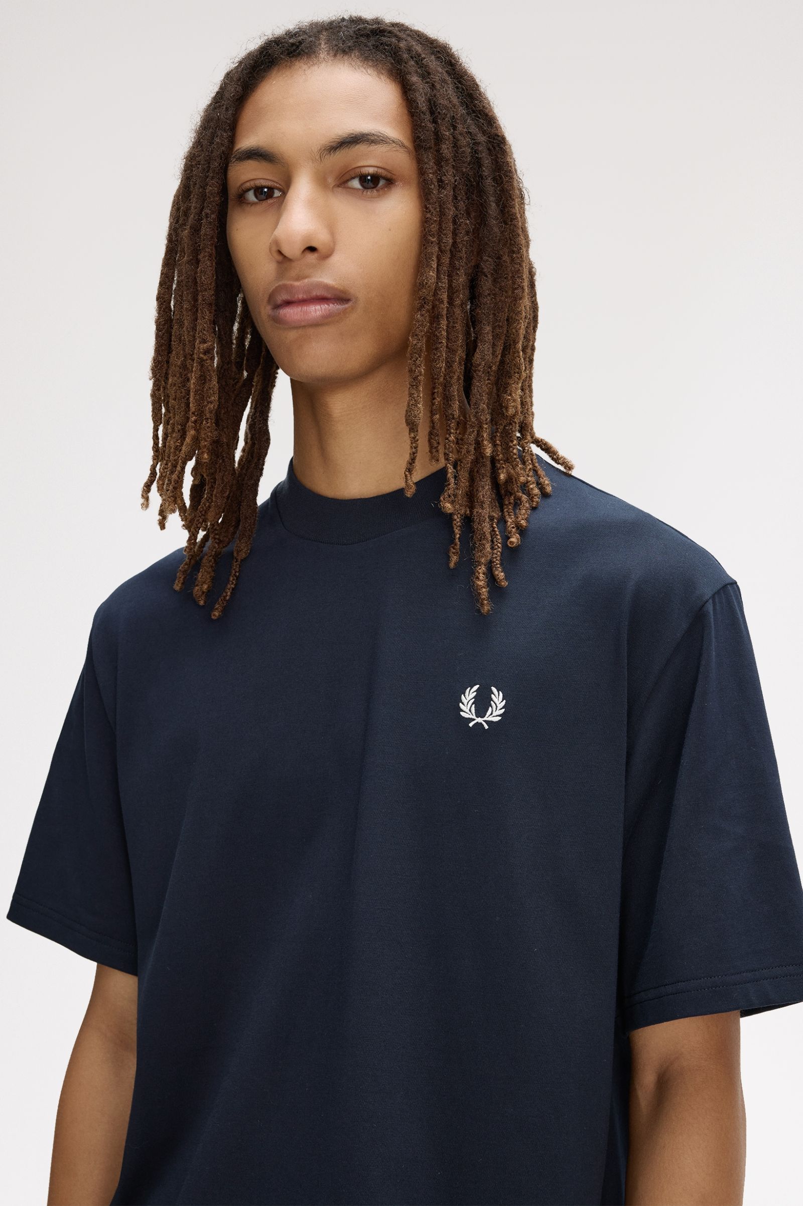 T-Shirt manica corta con stampa sul dietro M2475 608 FRED PERRY Navy 