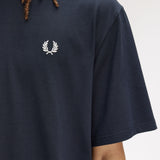 T-Shirt manica corta con stampa sul dietro M2475 608 FRED PERRY Navy 