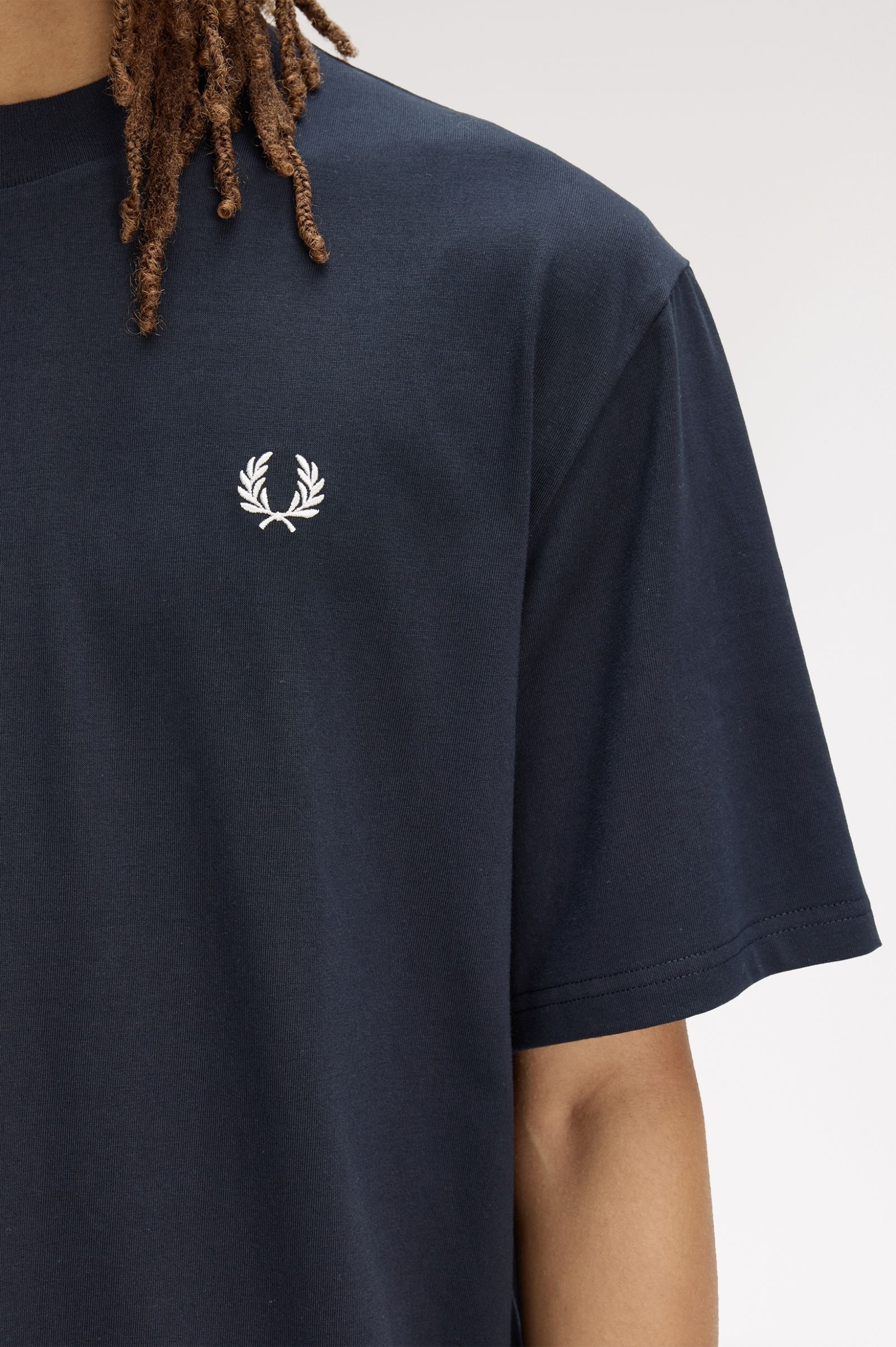 T-Shirt manica corta con stampa sul dietro M2475 608 FRED PERRY Navy 