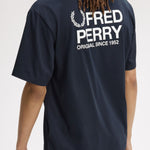 T-Shirt manica corta con stampa sul dietro M2475 608 FRED PERRY Navy 