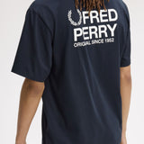 T-Shirt manica corta con stampa sul dietro M2475 608 FRED PERRY Navy 