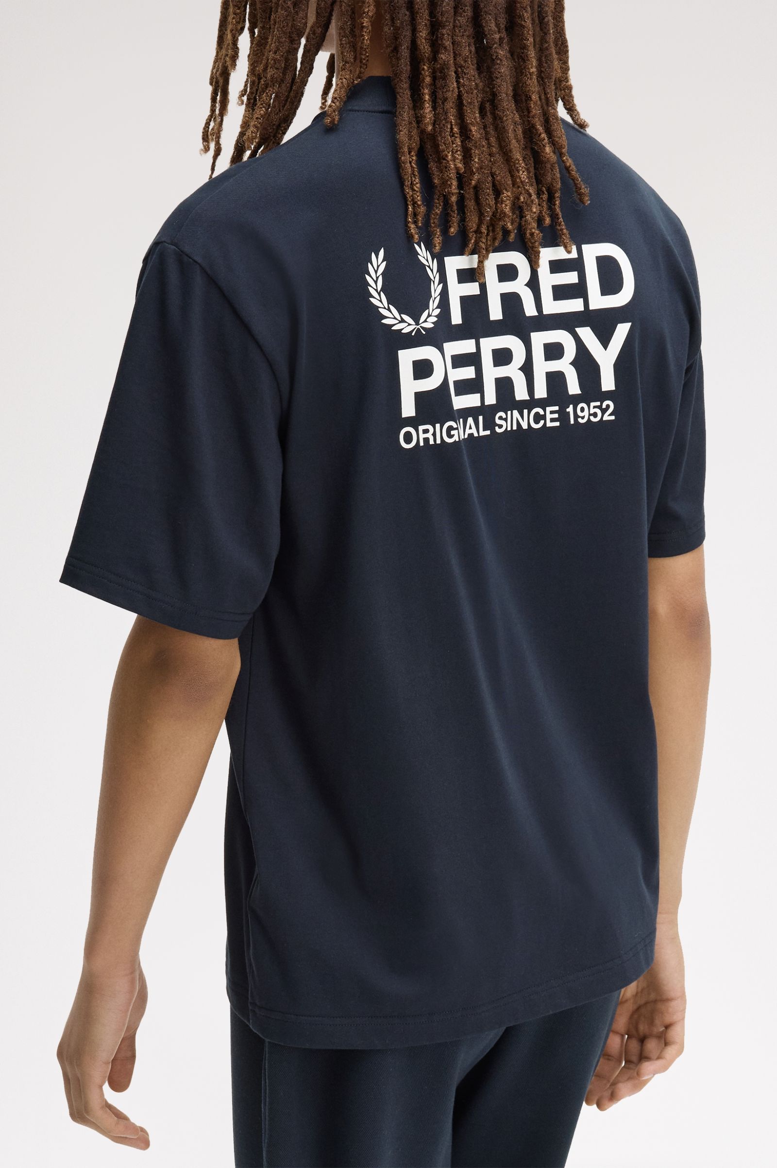 T-Shirt manica corta con stampa sul dietro M2475 608 FRED PERRY Navy 