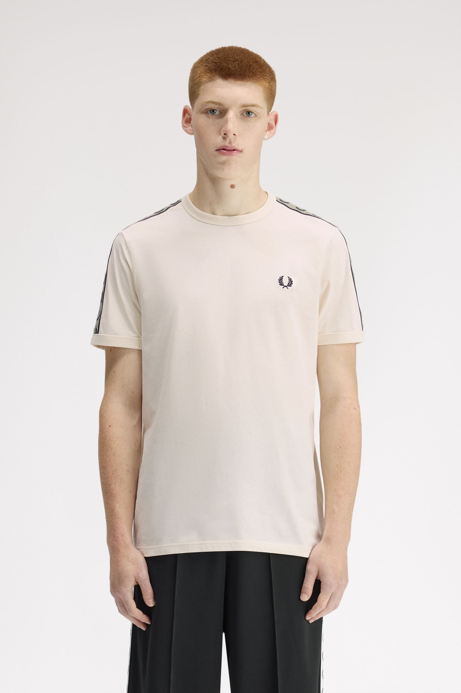 T-Shirt manica corta con banda logata M4613 28B FRED PERRY Ecru/navy 