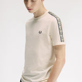 T-Shirt manica corta con banda logata M4613 28B FRED PERRY Ecru/navy 