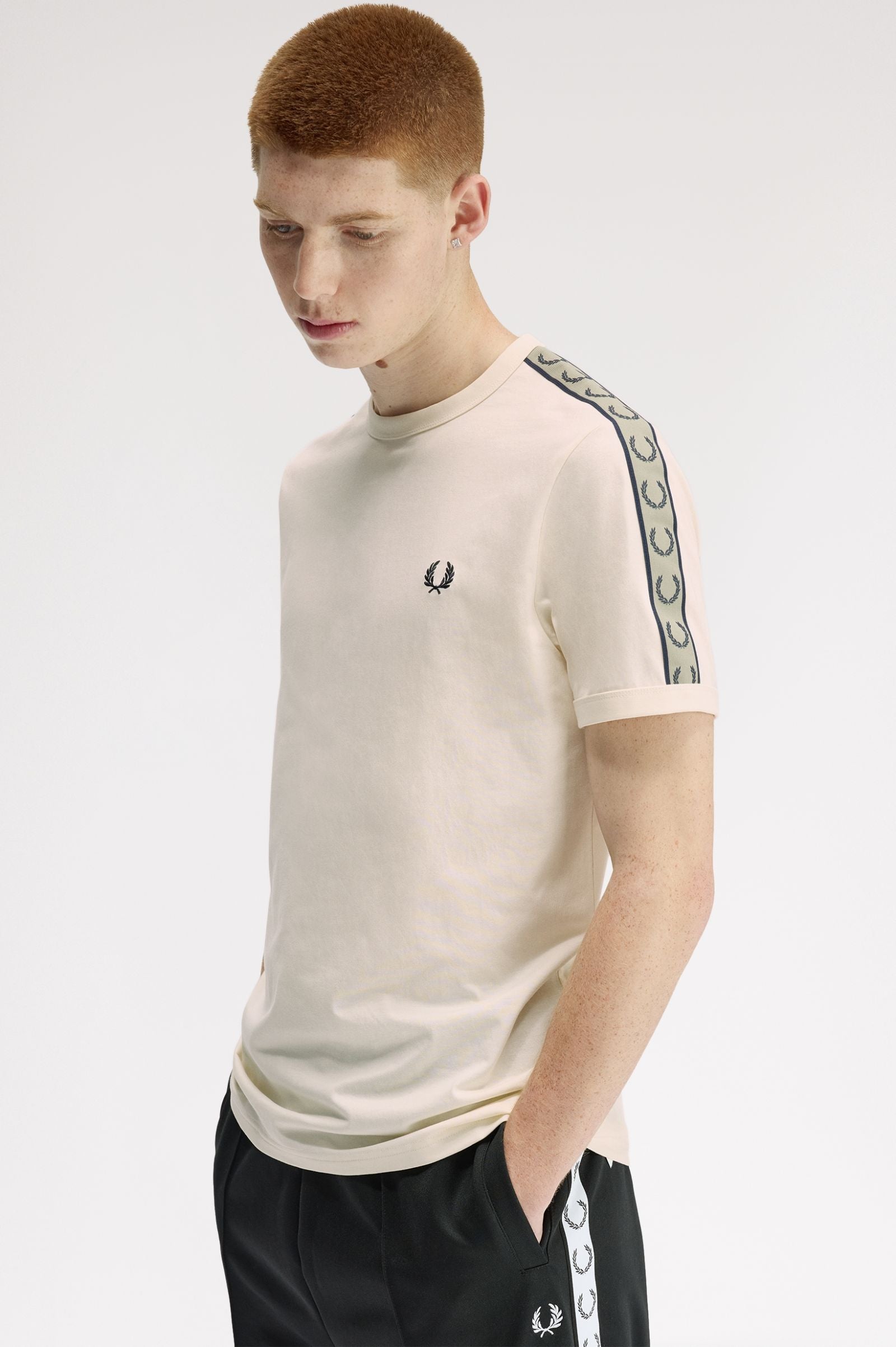 T-Shirt manica corta con banda logata M4613 28B FRED PERRY Ecru/navy 