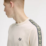 T-Shirt manica corta con banda logata M4613 28B FRED PERRY Ecru/navy 