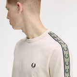 T-Shirt manica corta con banda logata M4613 28B FRED PERRY Ecru/navy 
