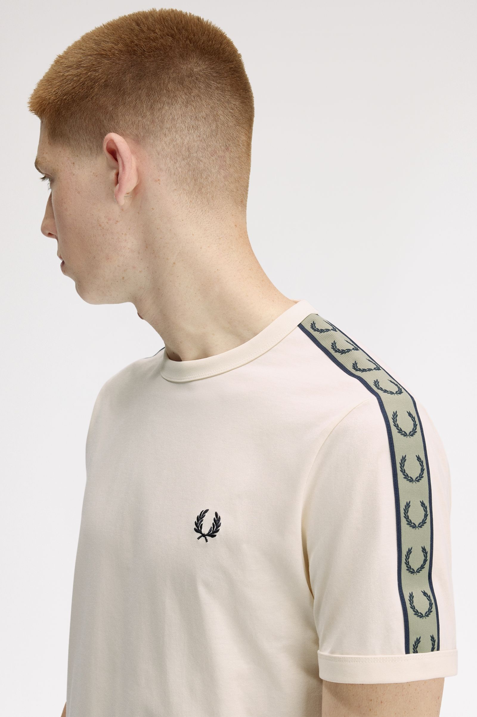 T-Shirt manica corta con banda logata M4613 28B FRED PERRY Ecru/navy 