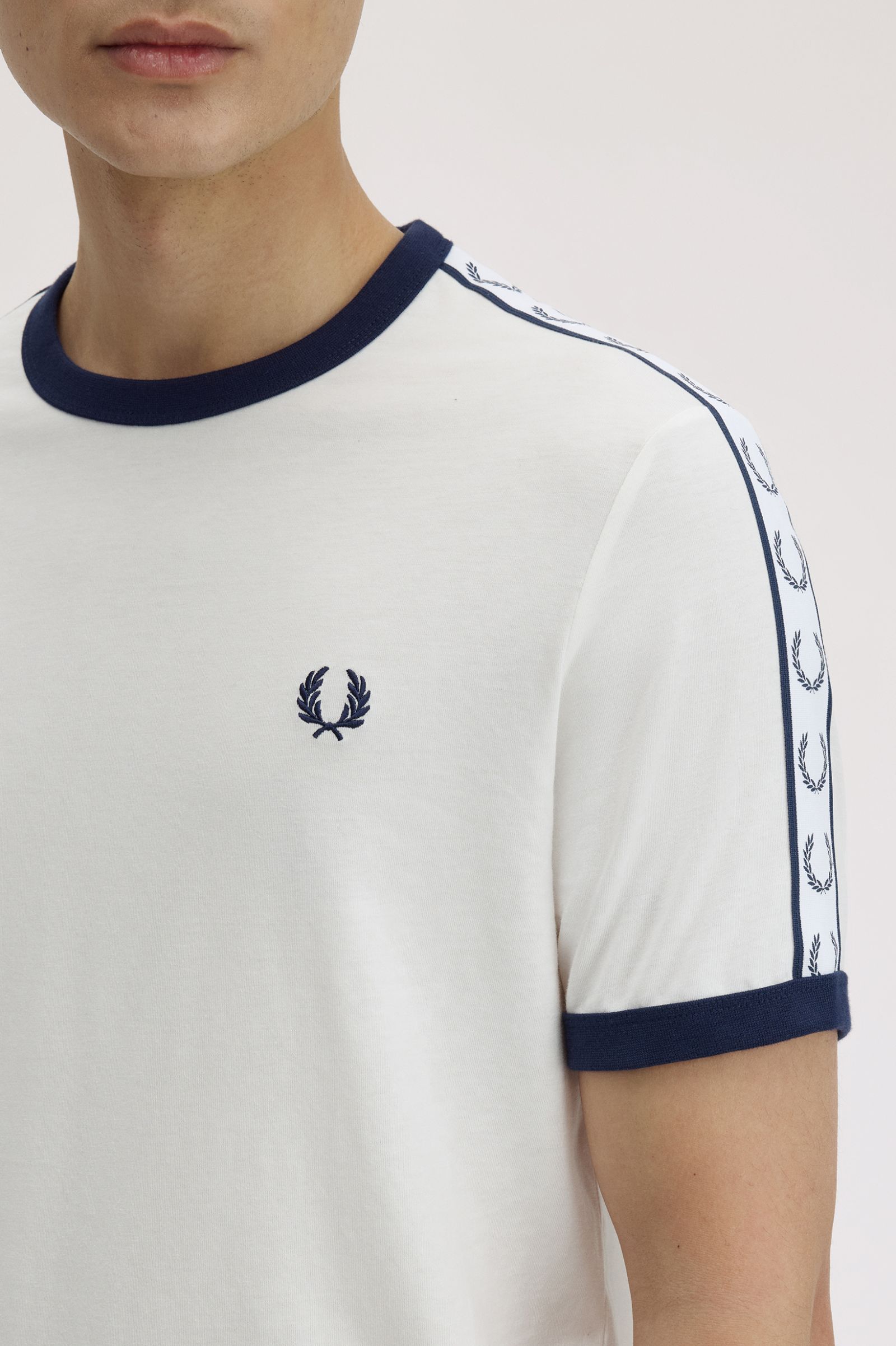 T-Shirt manica corta con fettuccia M4620 129 FRED PERRY Snow white 