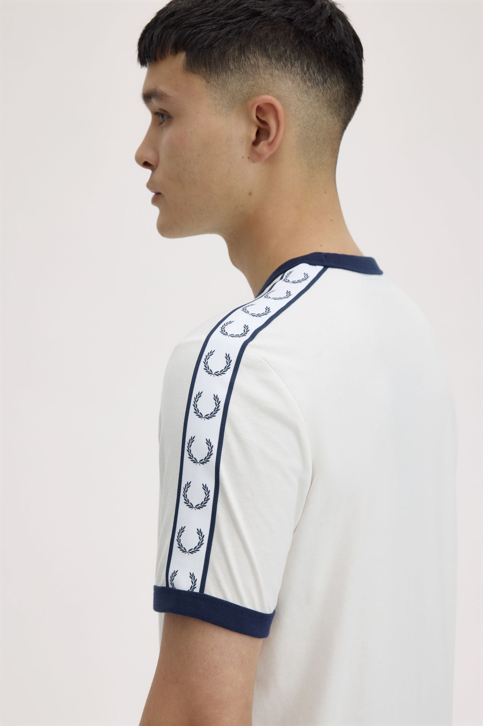 T-Shirt manica corta con fettuccia M4620 129 FRED PERRY Snow white 