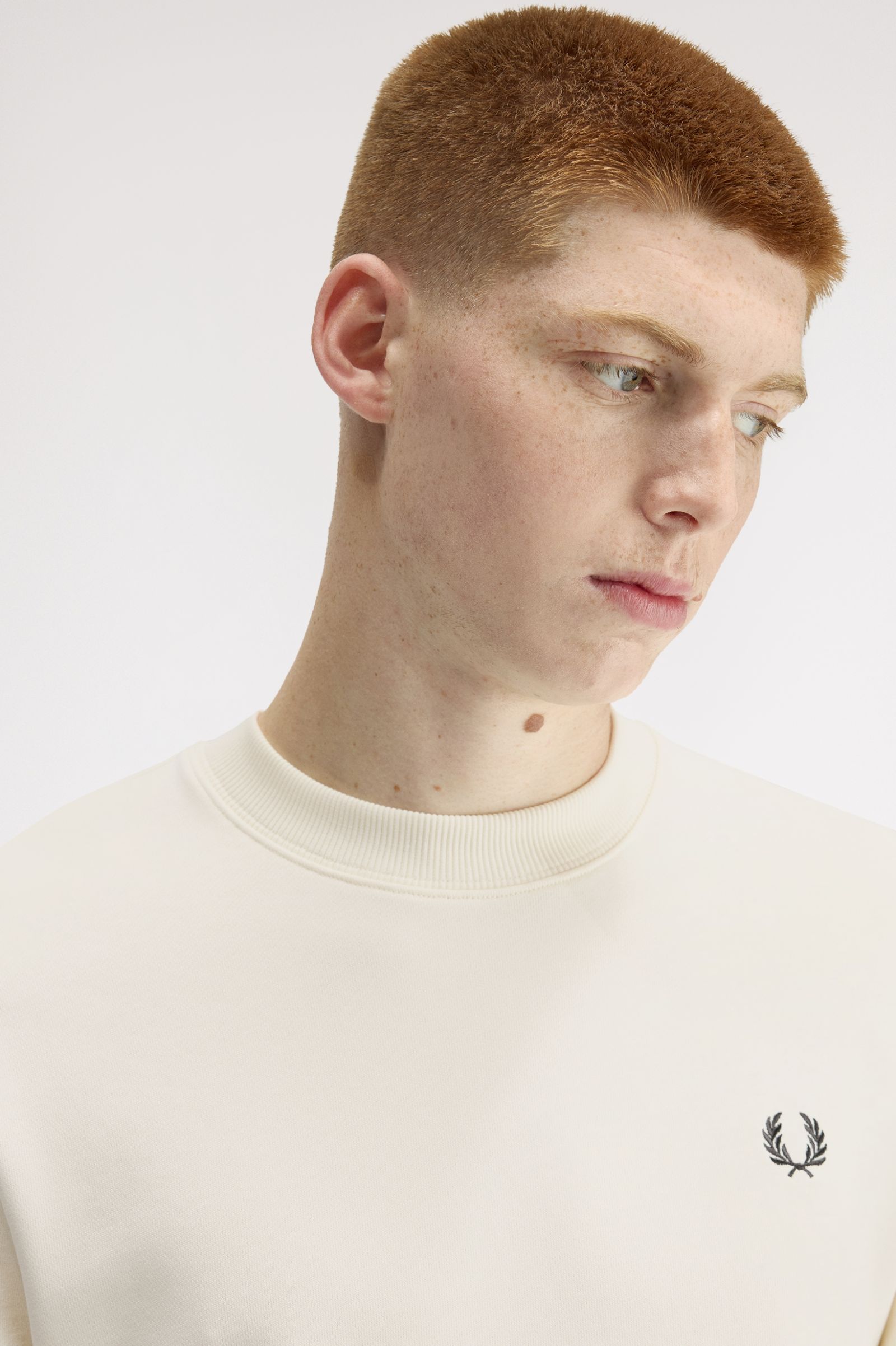 Felpa girocollo M7535 84A FRED PERRY Ecru/oxbld/grsrts 