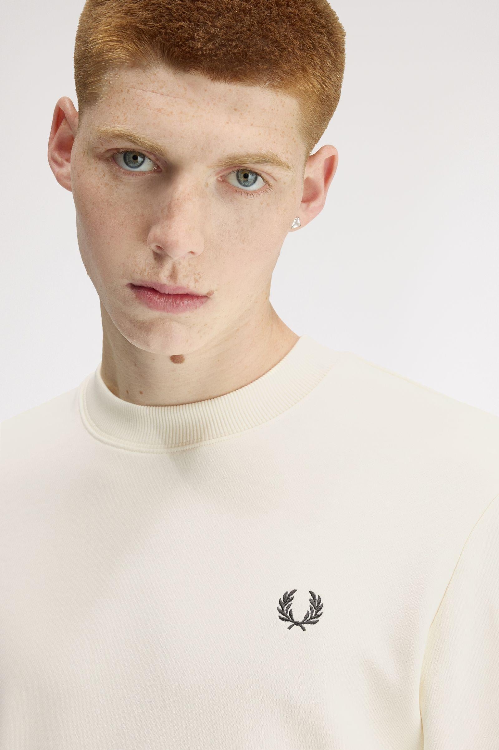 Felpa girocollo M7535 84A FRED PERRY Ecru/oxbld/grsrts 