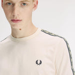 T-Shirt manica corta con banda logata M4613 28B FRED PERRY Ecru/navy 