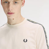 T-Shirt manica corta con banda logata M4613 28B FRED PERRY Ecru/navy 