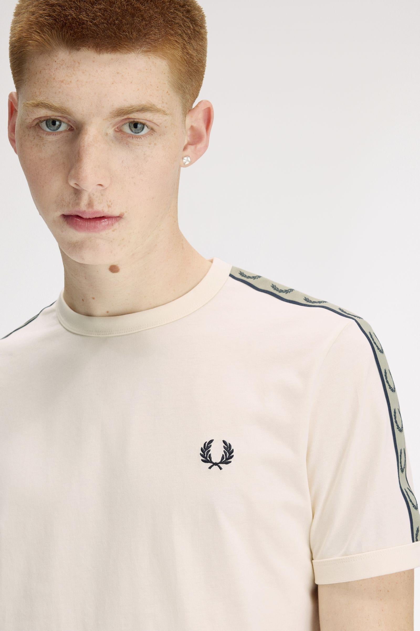 T-Shirt manica corta con banda logata M4613 28B FRED PERRY Ecru/navy 