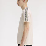 T-Shirt manica corta con banda logata M4613 28B FRED PERRY Ecru/navy 