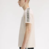 T-Shirt manica corta con banda logata M4613 28B FRED PERRY Ecru/navy 