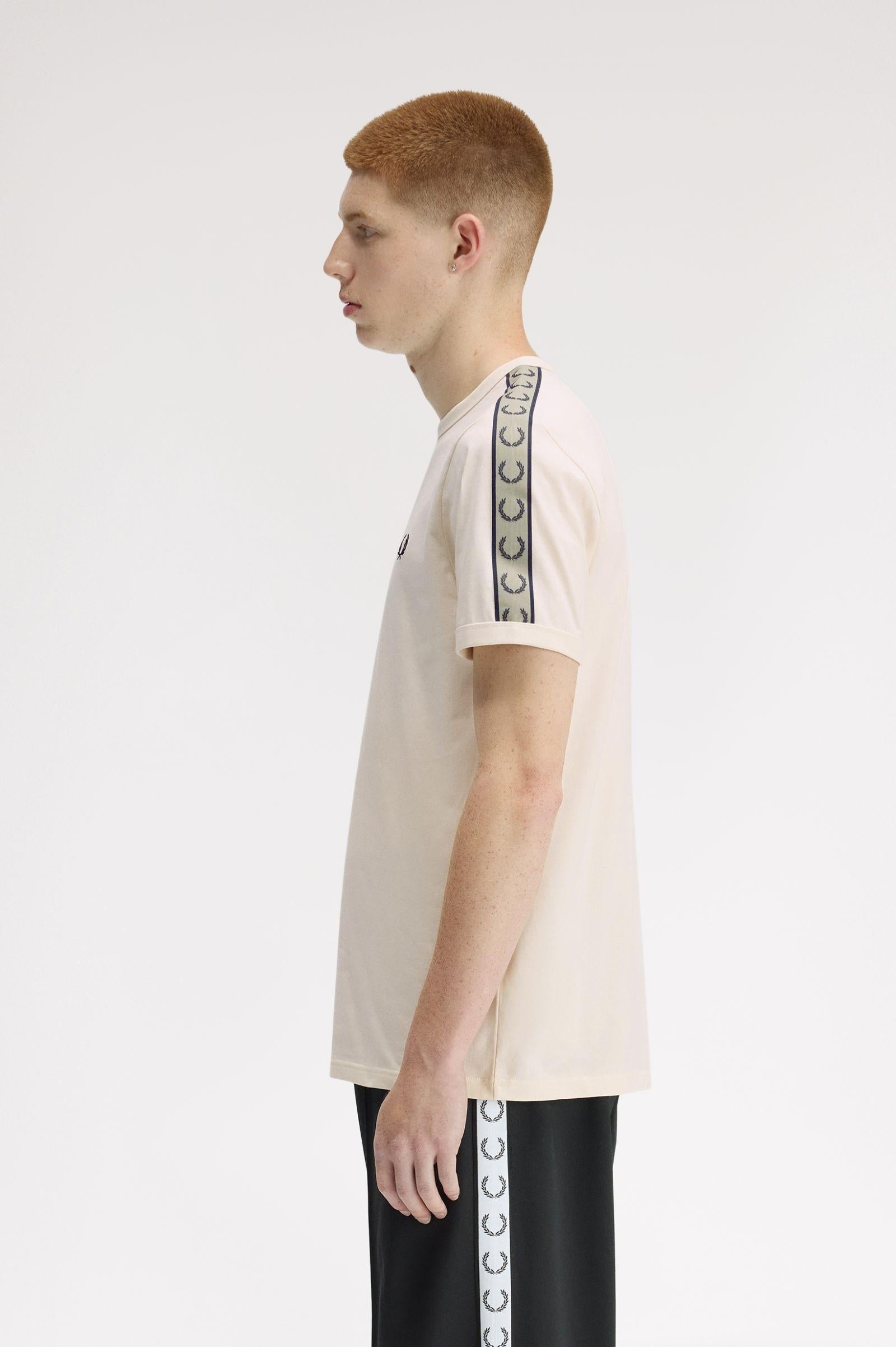 T-Shirt manica corta con banda logata M4613 28B FRED PERRY Ecru/navy 