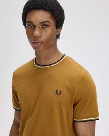 T-shirt con doppia riga M1588 V46 FRED PERRY Dkcarm/ecru/navy 