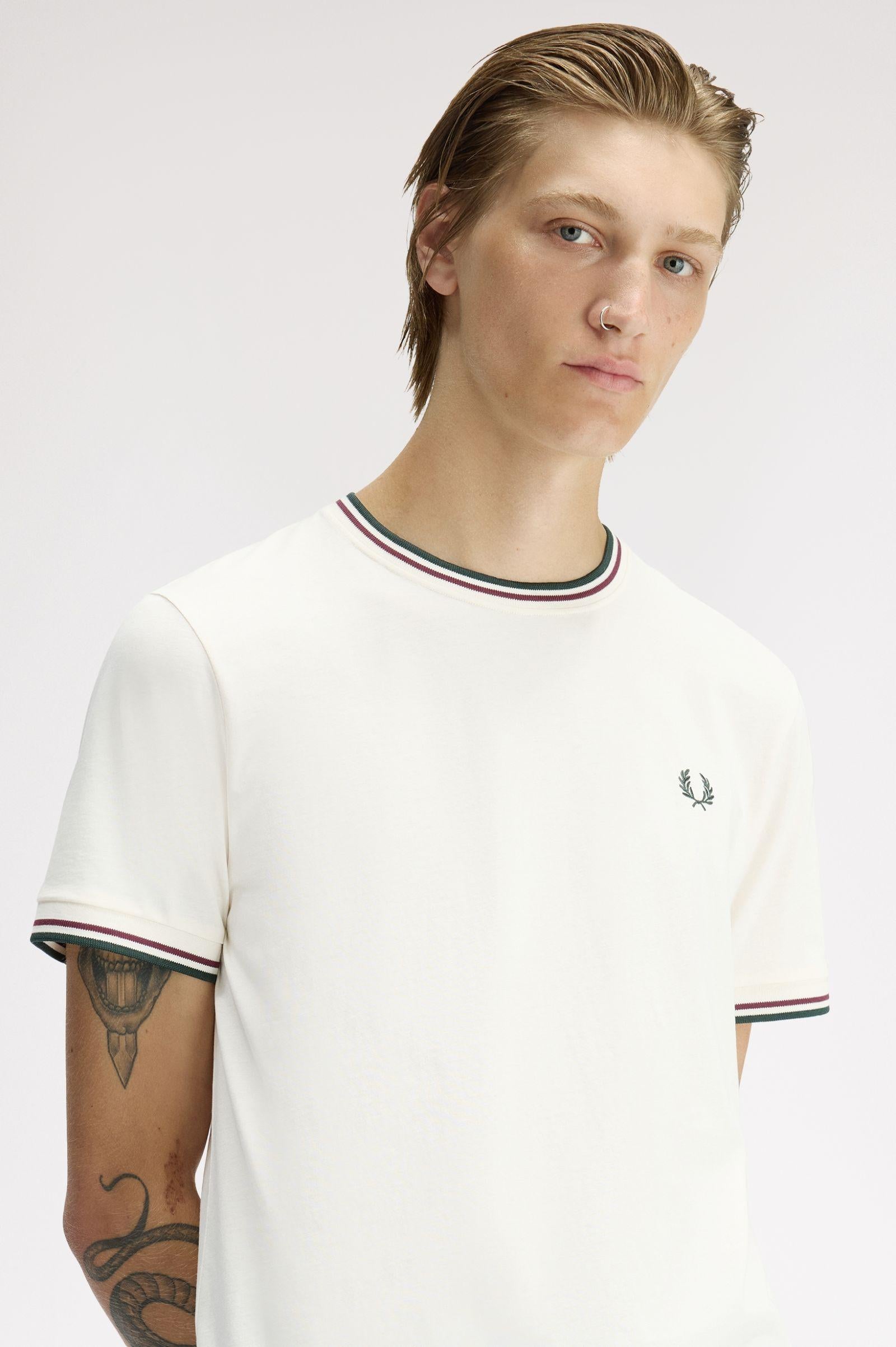 T-shirt con doppia riga M1588 84A FRED PERRY Ecr/oxbld/grsrts 