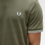 T-shirt con doppia riga M1588 87B FRED PERRY Lwgrn/ecru/dskbl 