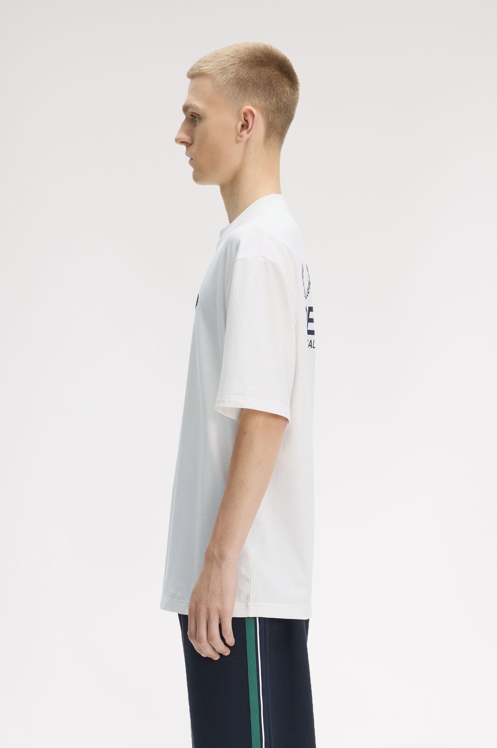 T-Shirt manica corta con stampa sul dietro M2475 129 FRED PERRY Snow white 