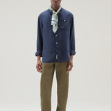 Camicia in puro lino tinta in capo con colletto alla coreana CFWOSI0105MRUT3372 31108 WOOLRICH Maritime blue 
