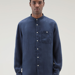 Camicia in puro lino tinta in capo con colletto alla coreana CFWOSI0105MRUT3372 31108 WOOLRICH Maritime blue 
