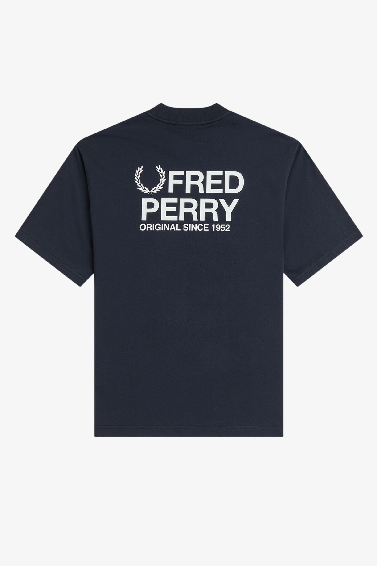 T-Shirt manica corta con stampa sul dietro M2475 608 FRED PERRY Navy 