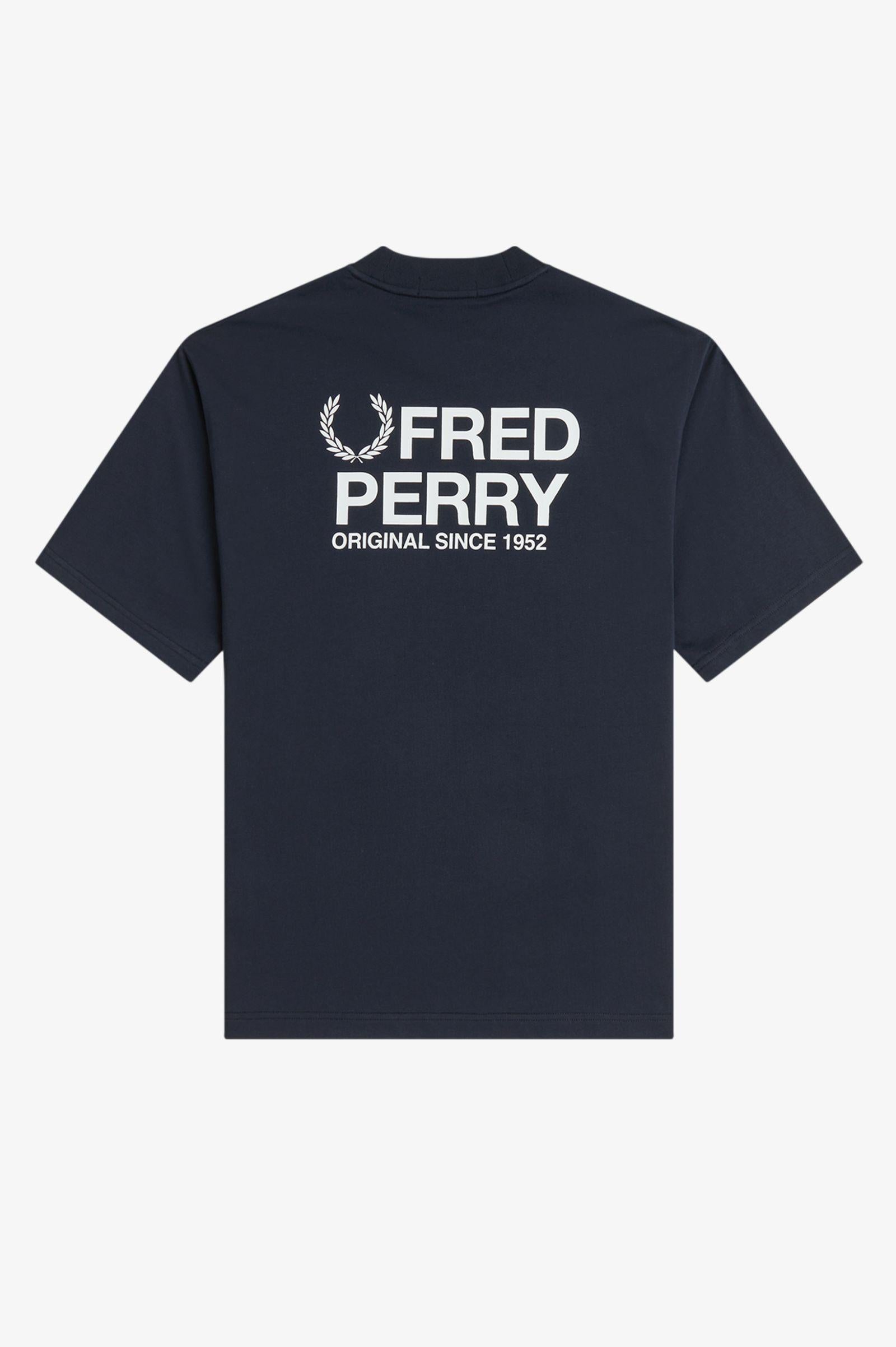T-Shirt manica corta con stampa sul dietro M2475 608 FRED PERRY Navy 