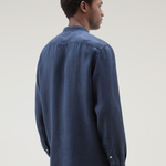 Camicia in puro lino tinta in capo con colletto alla coreana CFWOSI0105MRUT3372 31108 WOOLRICH Maritime blue 