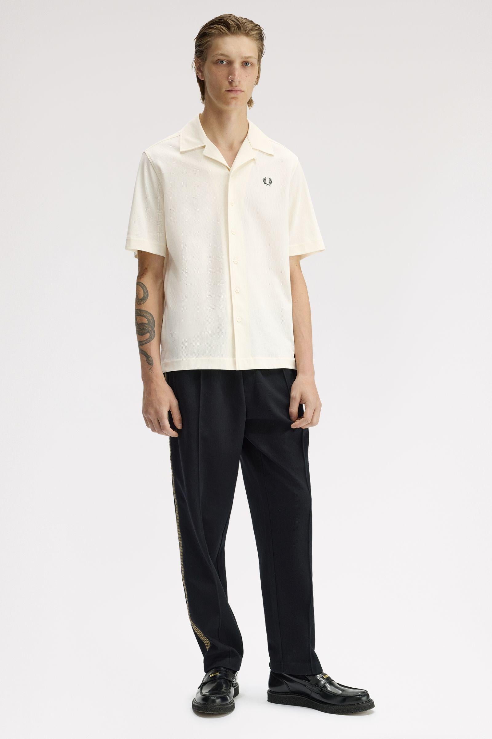 Camicia con colletto a rever in mesh compresso M1745 560 FRED PERRY Ecru 
