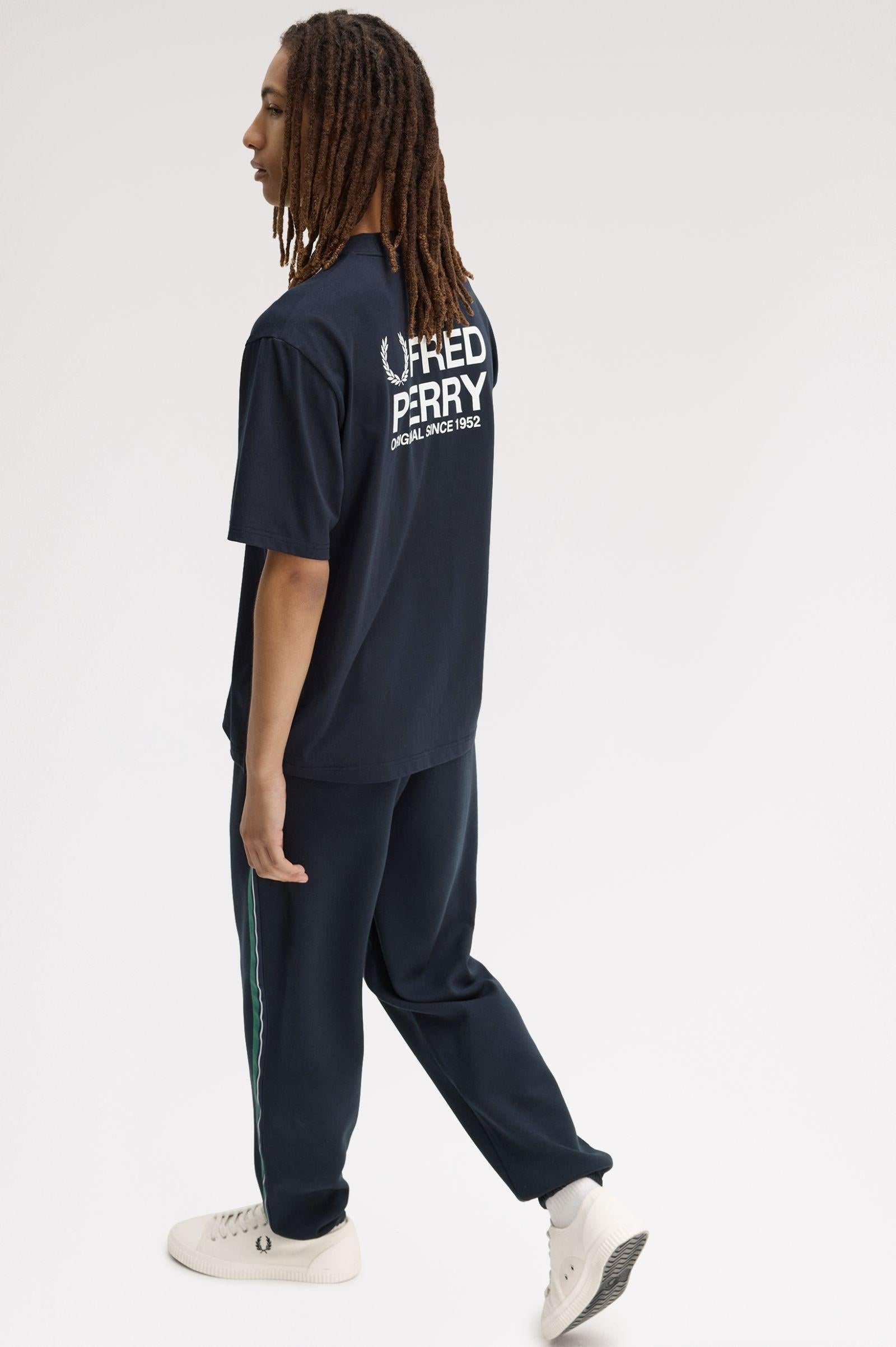 T-Shirt manica corta con stampa sul dietro M2475 608 FRED PERRY Navy 