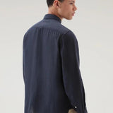Camicia in puro lino tiinto in capo CFWOSI0113MRUT3372 3989 WOOLRICH Melton blue 