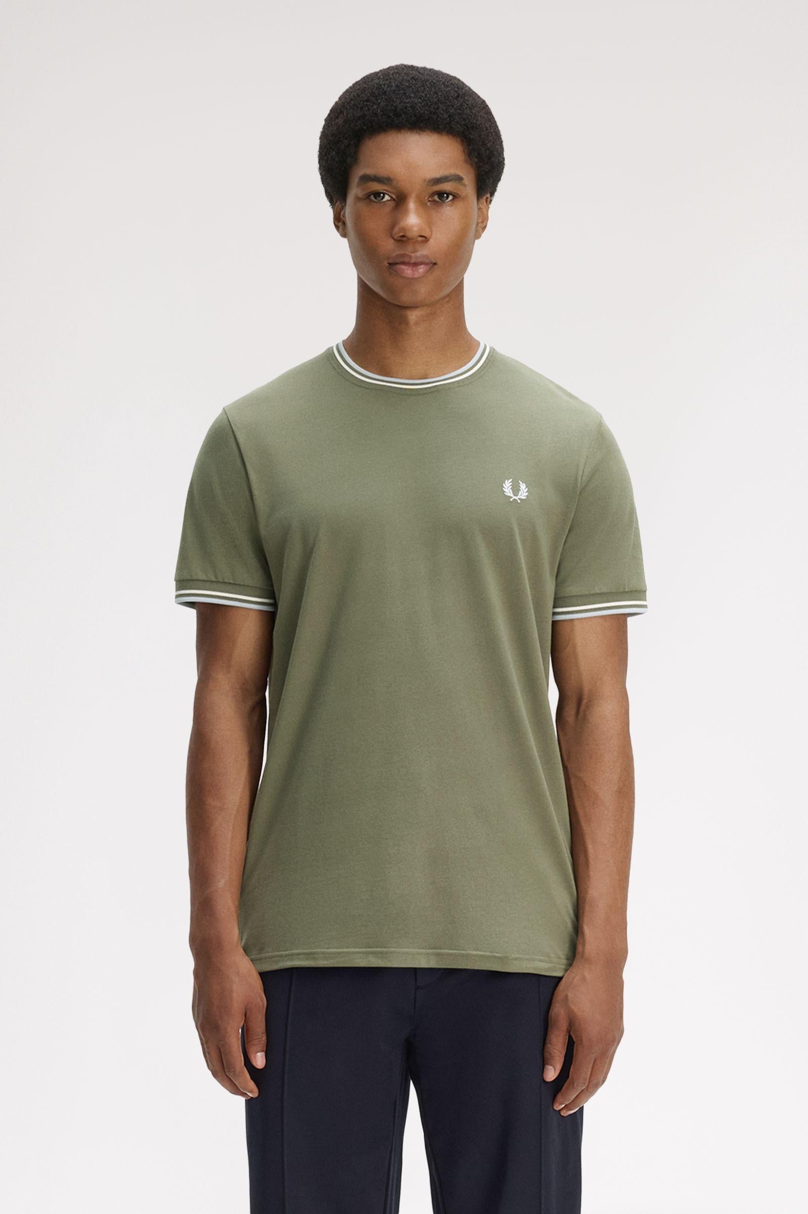 T-shirt con doppia riga M1588 87B FRED PERRY Lwgrn/ecru/dskbl 