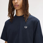 T-Shirt manica corta con stampa sul dietro M2475 608 FRED PERRY Navy 