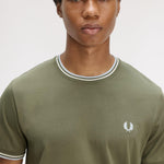 T-shirt con doppia riga M1588 87B FRED PERRY Lwgrn/ecru/dskbl 