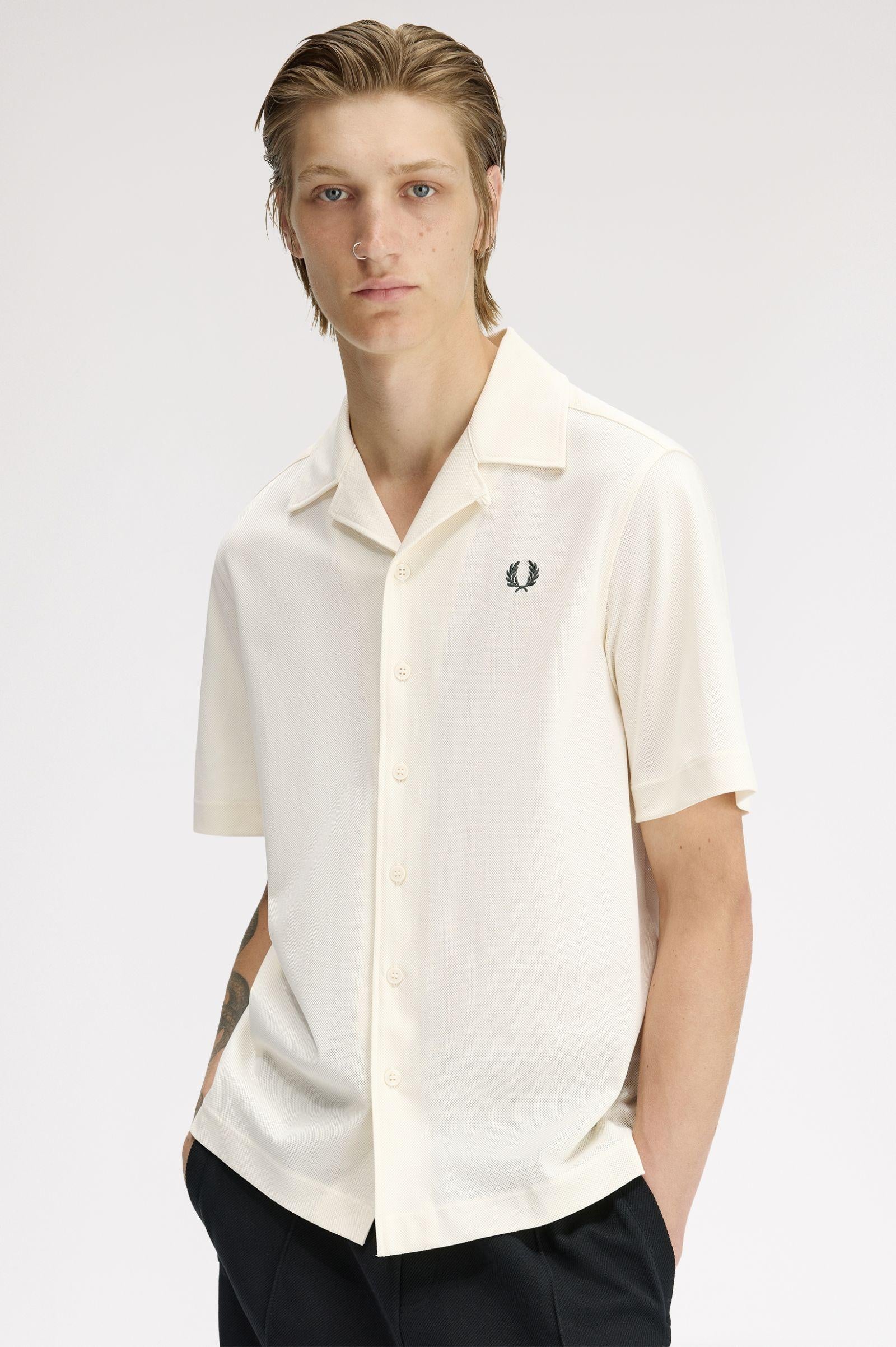 Camicia con colletto a rever in mesh compresso M1745 560 FRED PERRY Ecru 
