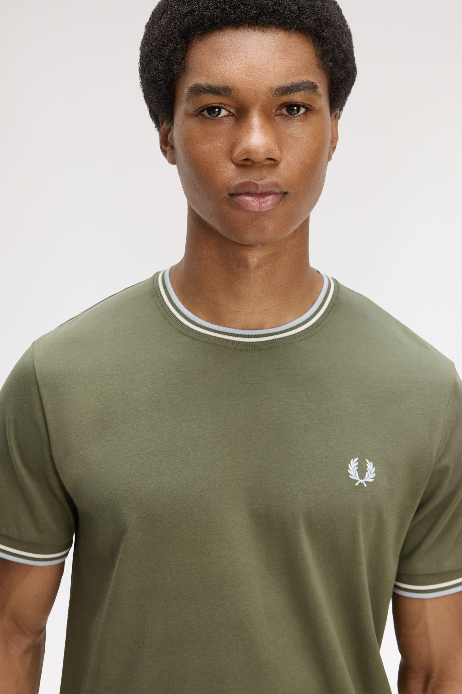 T-shirt con doppia riga M1588 87B FRED PERRY Lwgrn/ecru/dskbl 