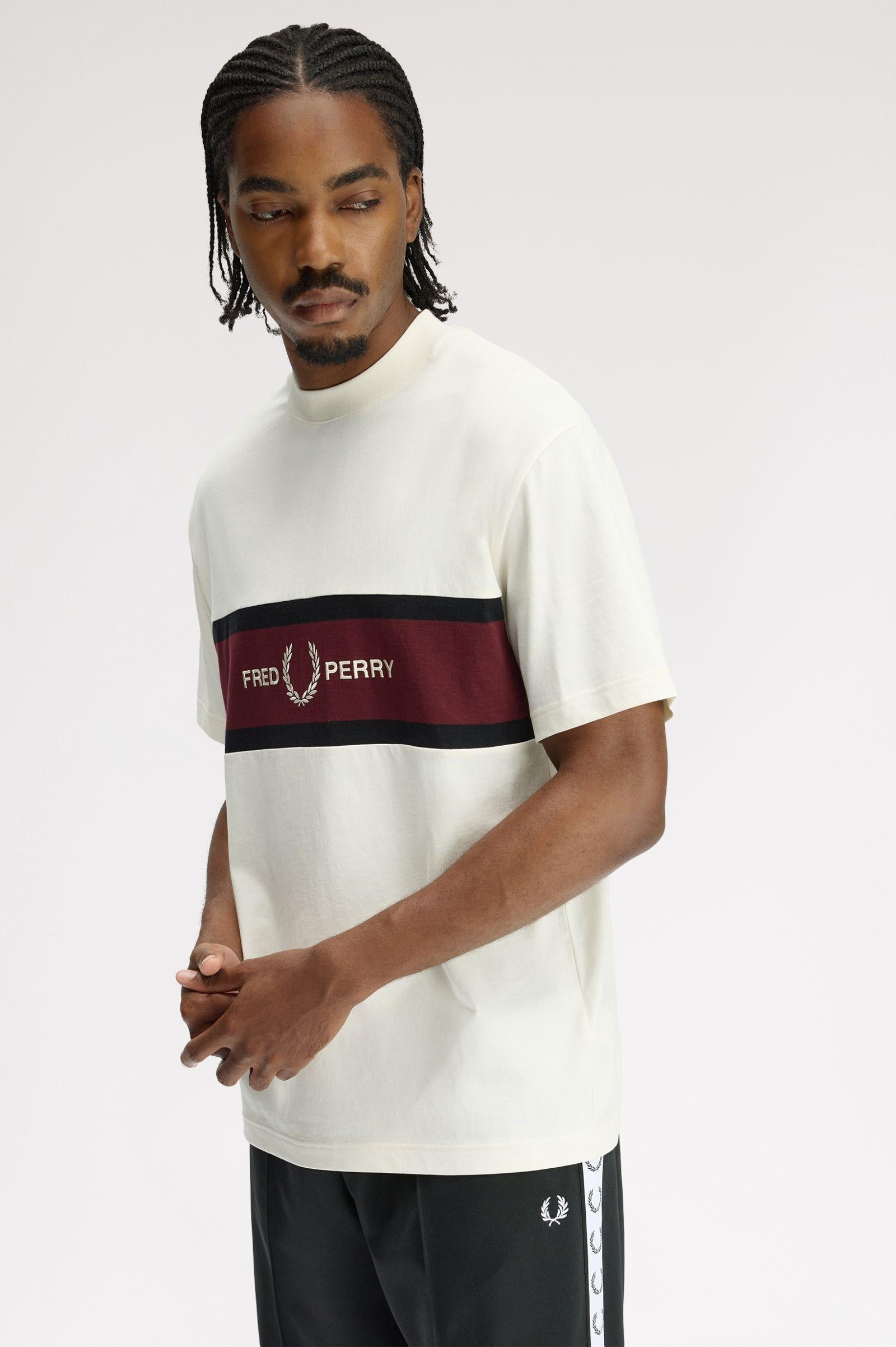 T-shirt con inserto ricamato M2405 560 FRED PERRY Ecru 