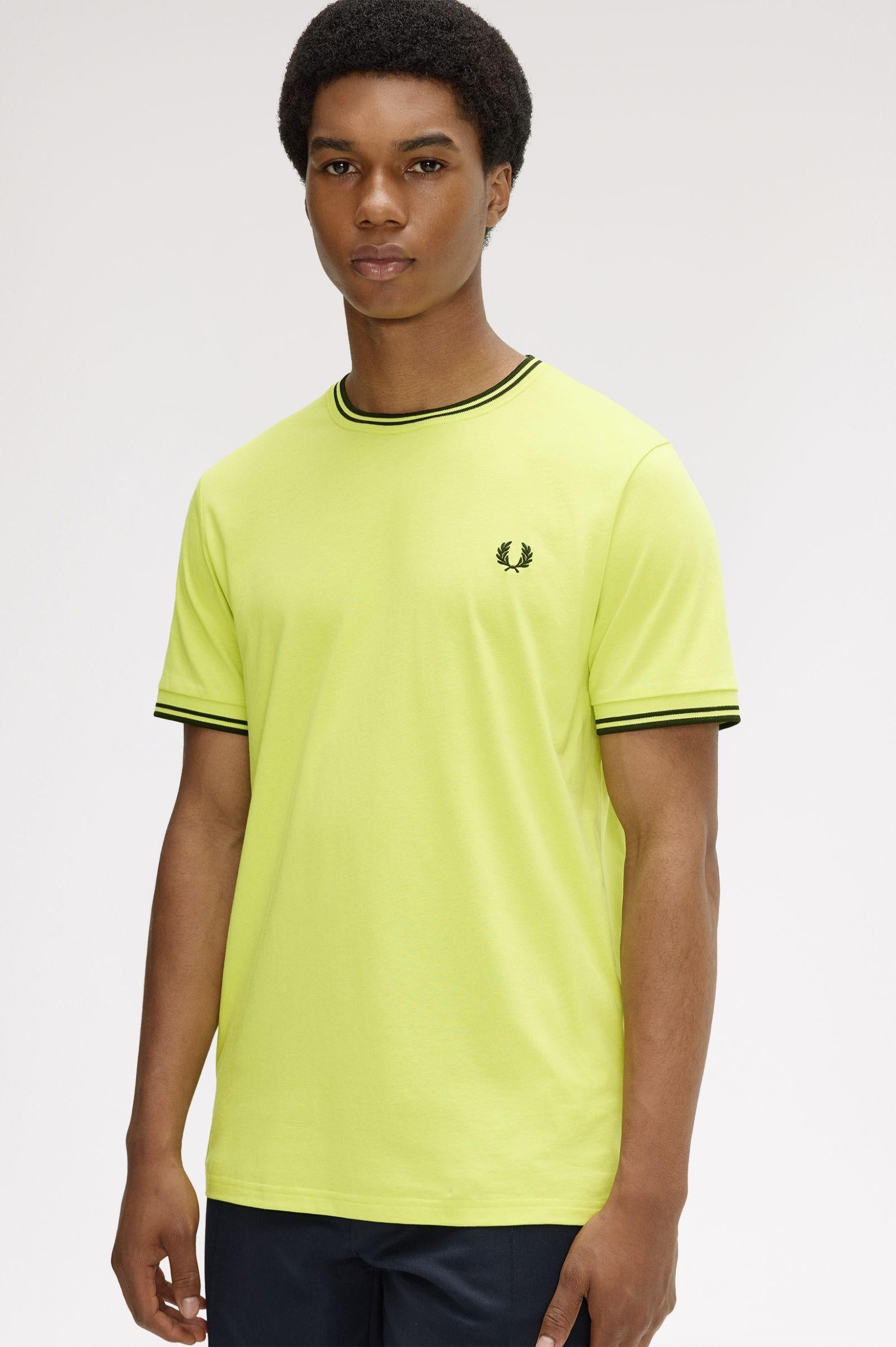 T-shirt con doppia riga M1588 84B FRED PERRY Citron/blk/blk 