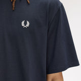 T-Shirt manica corta con stampa sul dietro M2475 608 FRED PERRY Navy 