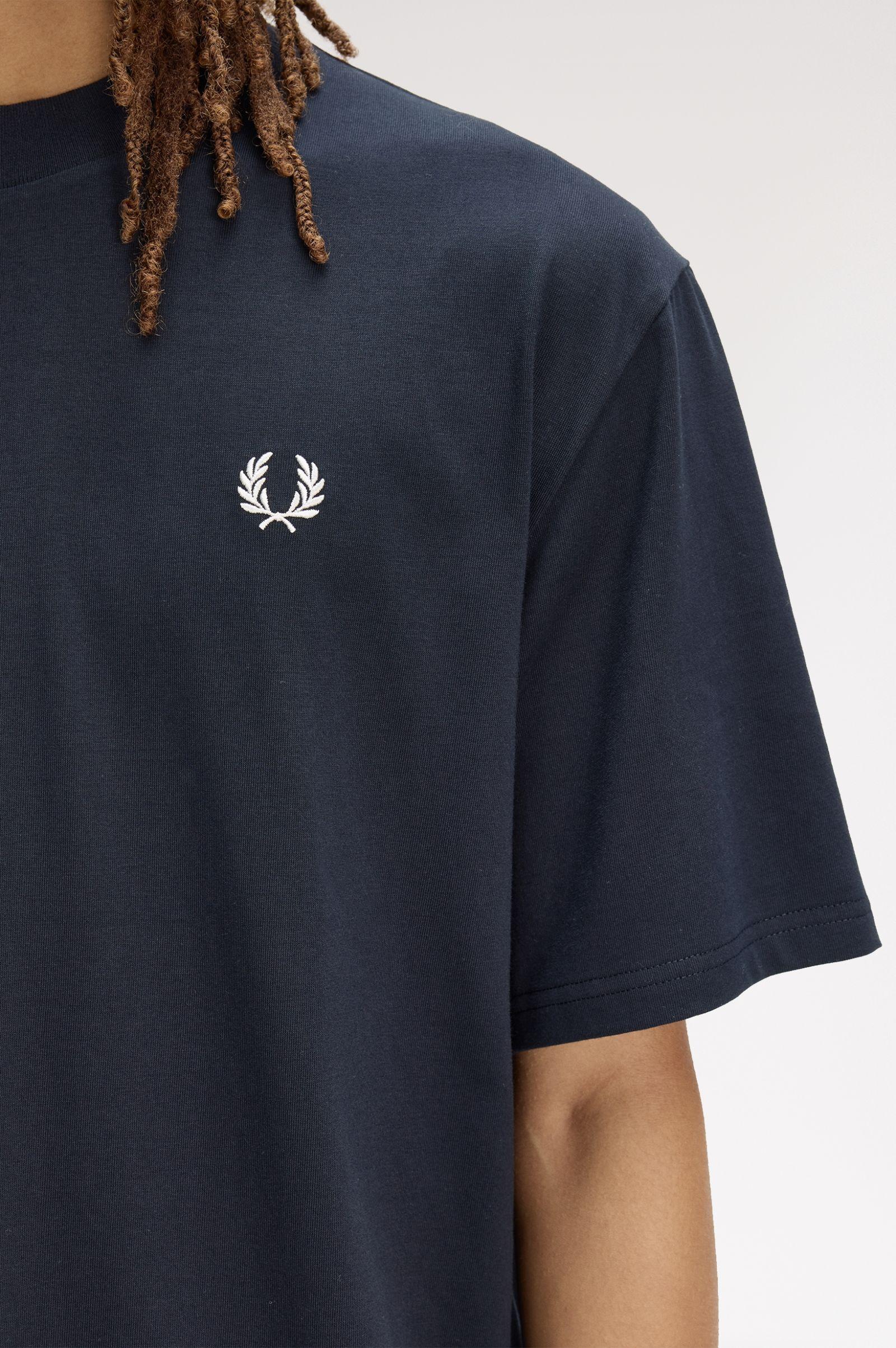 T-Shirt manica corta con stampa sul dietro M2475 608 FRED PERRY Navy 